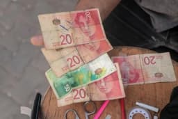 في غزة… الناس "يشترون المال بالمال"